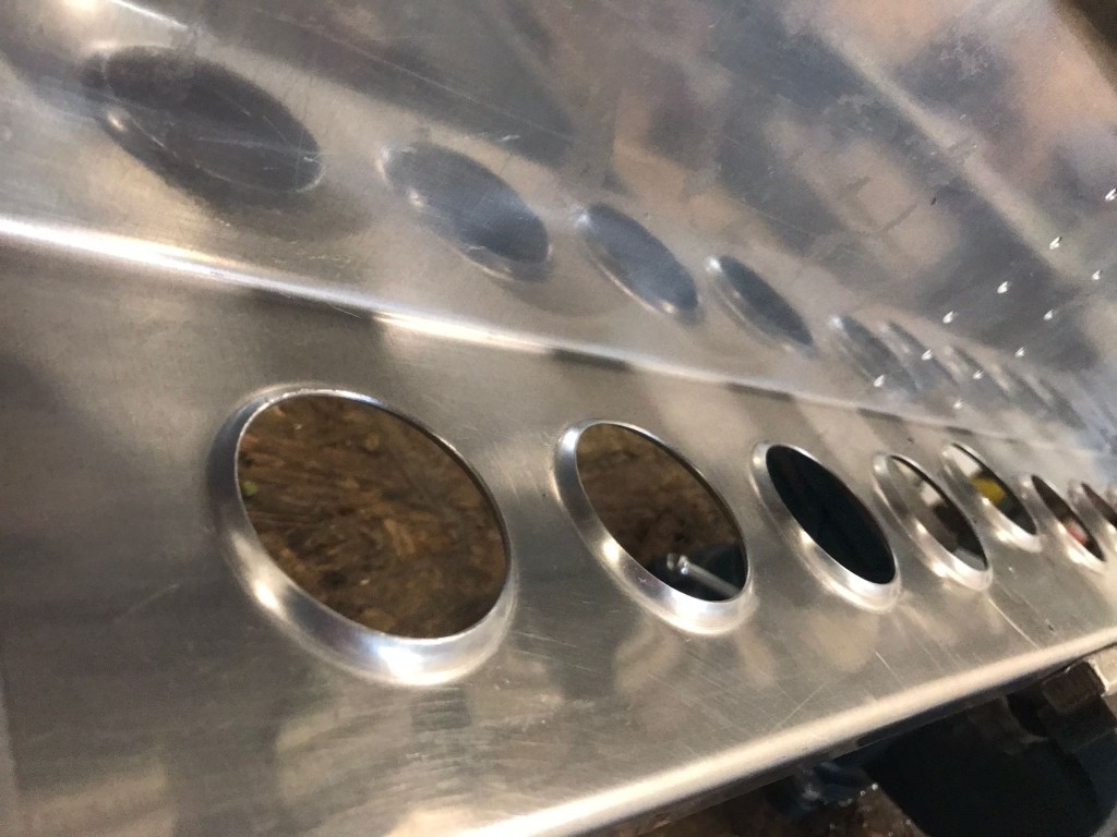Detail podélného nosníku s odlehčovacími otvory