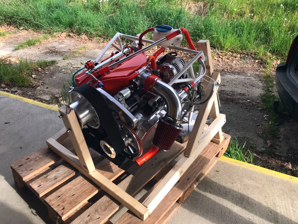 Motor Suzuki s redukční převodovkou a saním