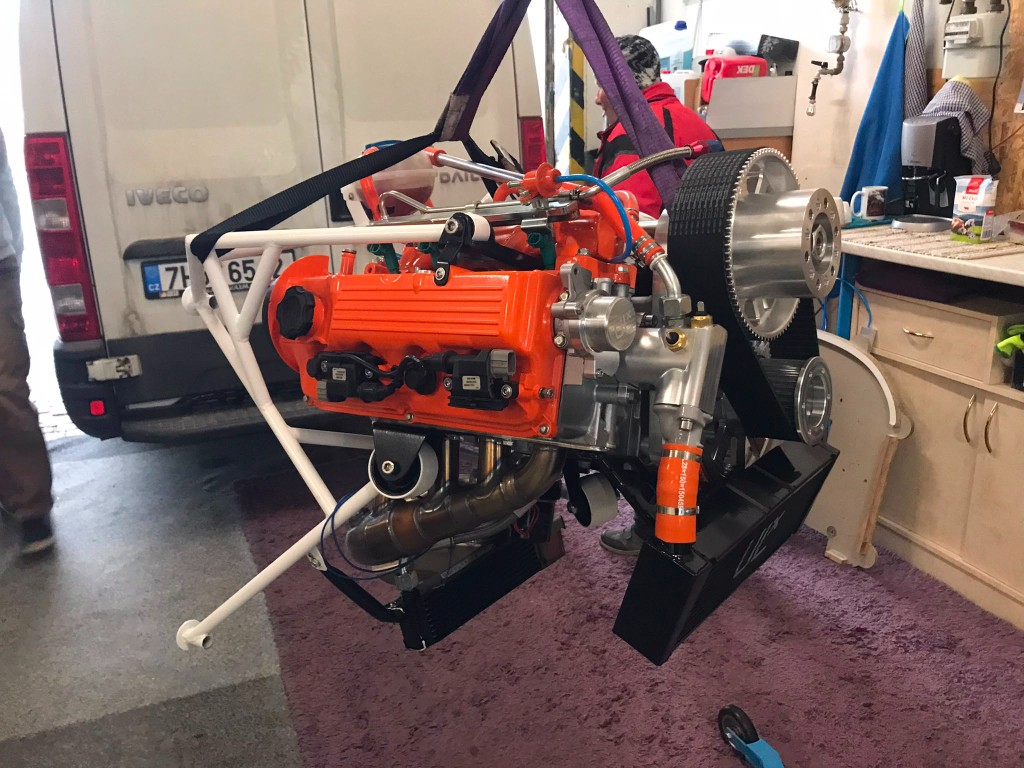 Pohled na motor Suzuki s výfukem a alternátorem