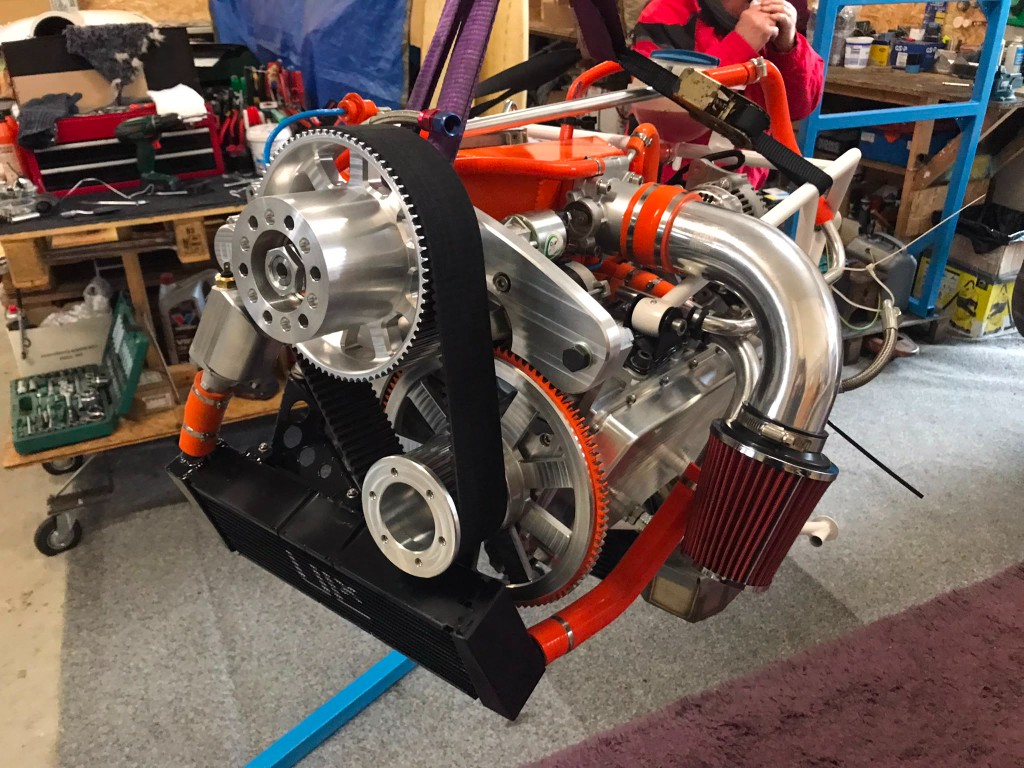 Instalace motoru Suzuki v bílém rámu