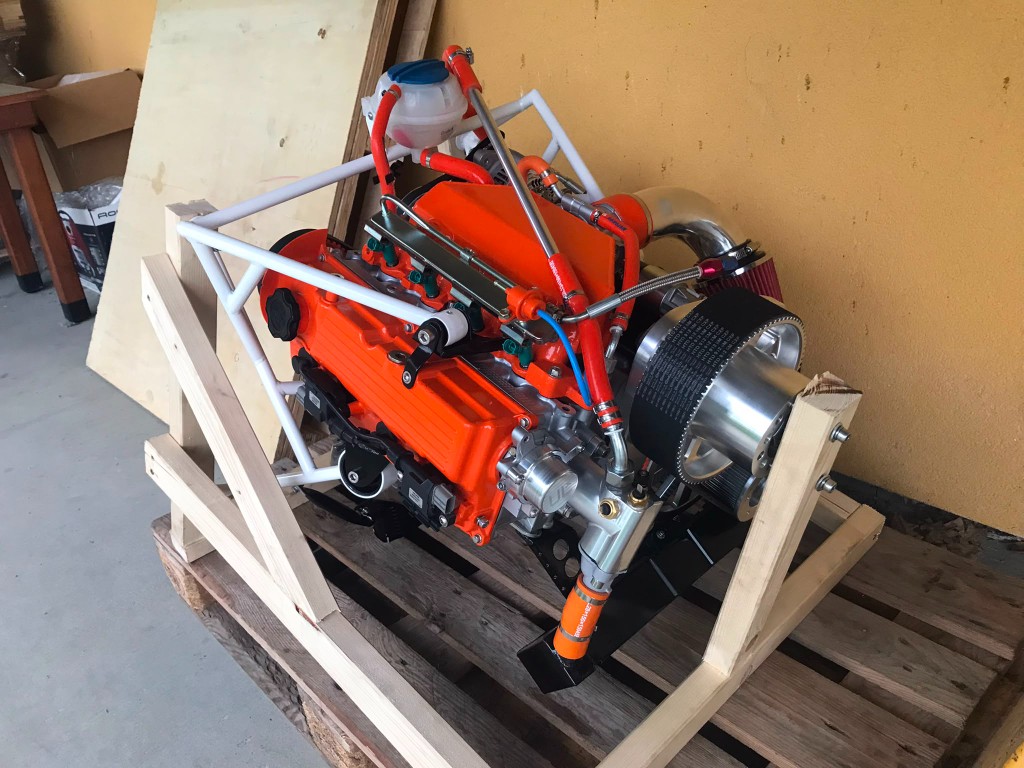 Motor Suzuki připravený k přepravě